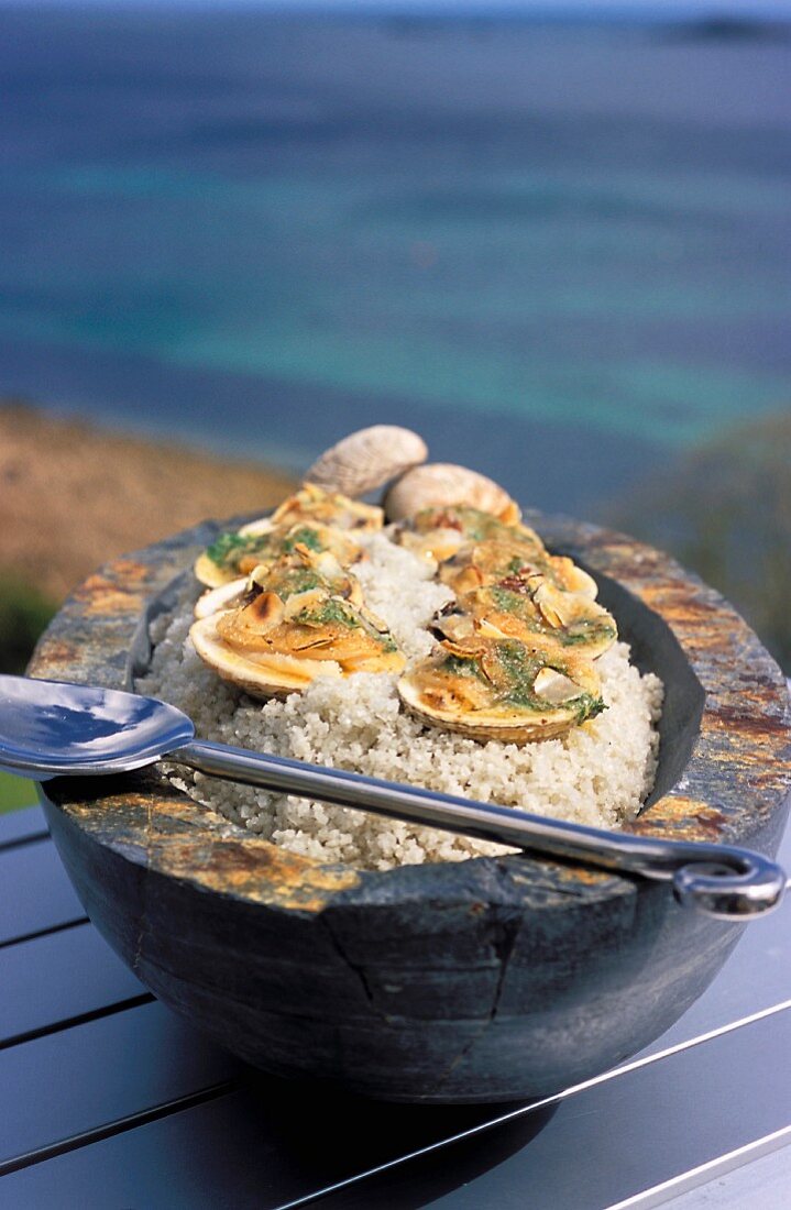 Oven-baked clams with almonds