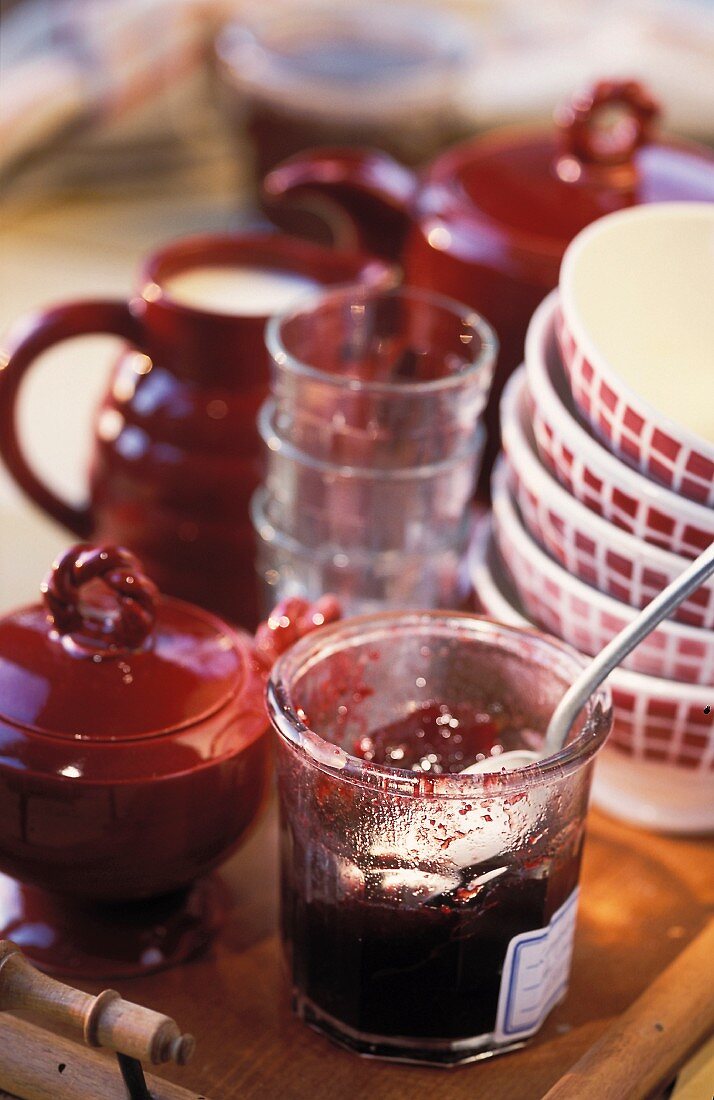 Marmeladenglas auf Frühstückstisch