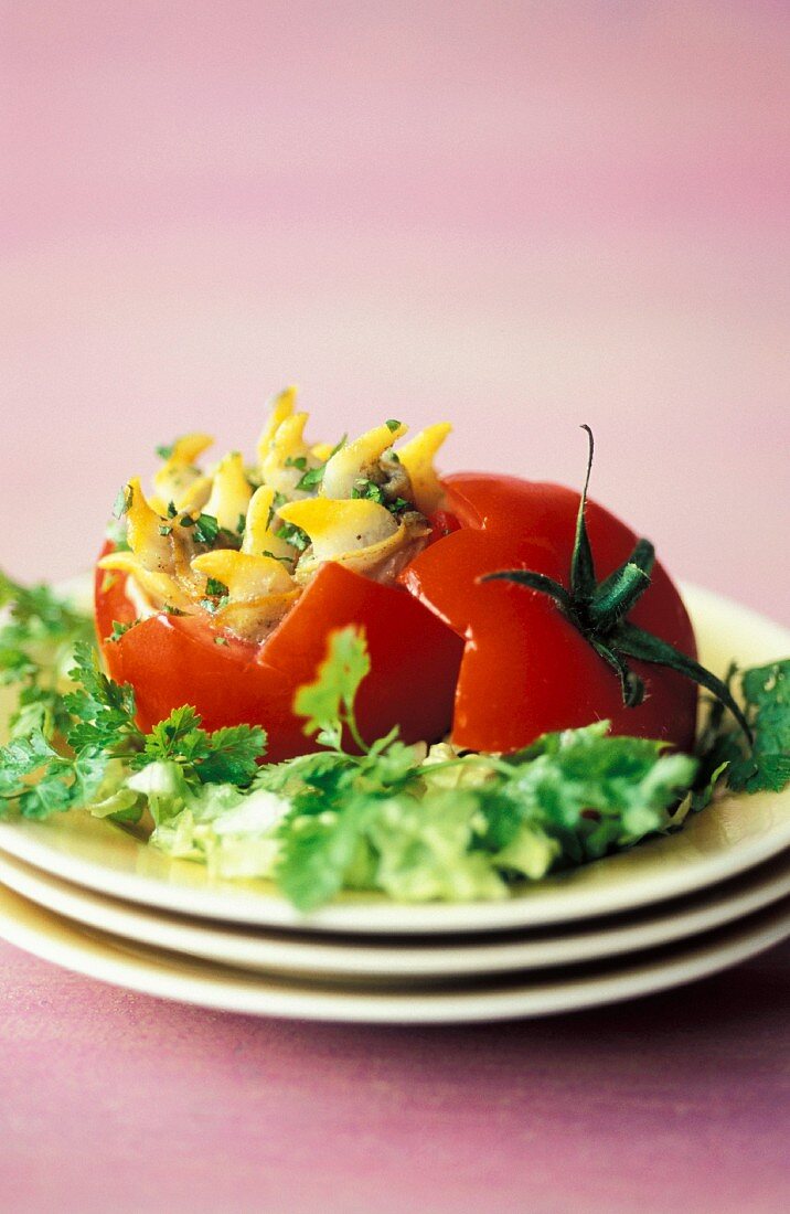 Mit Herzmuscheln gefüllte Tomate