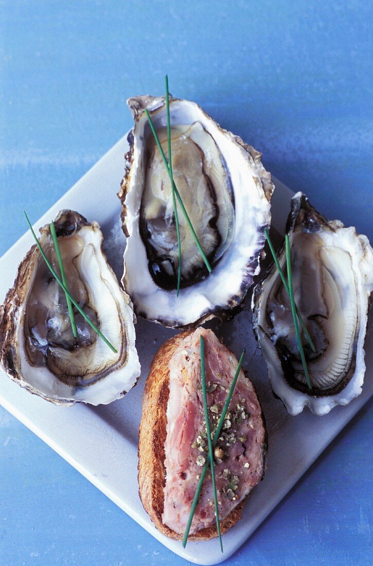 Fresh oysters and duck crostino with pepper