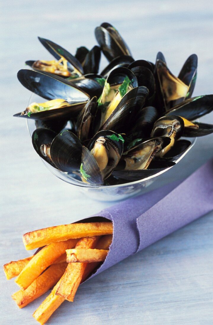 Mussels with coconut milk and sweet potato chips (topic: mussels)