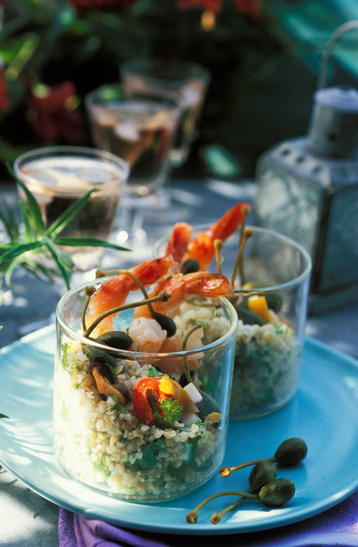 Bulgursalat mit Garnelen, Kapernäpfeln, Paprika und Muscheln im Glas