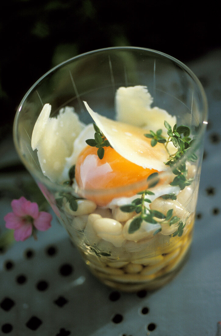 Verrine of white haricot beans with an egg and parmesan flakes