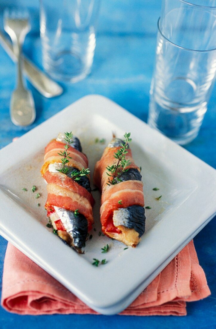 Sardinen im Speckmantel mit roten Paprika