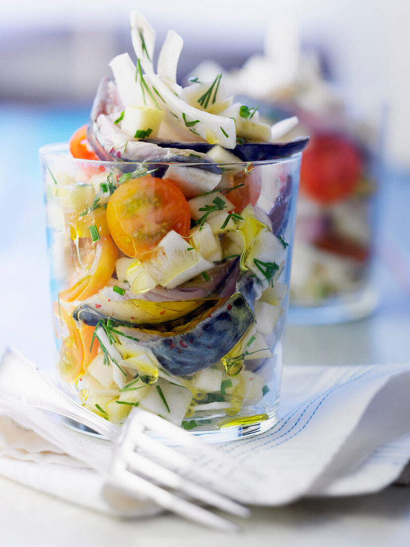 Makrelen-Apfel-Salat mit Fenchel und Tomaten im Glas