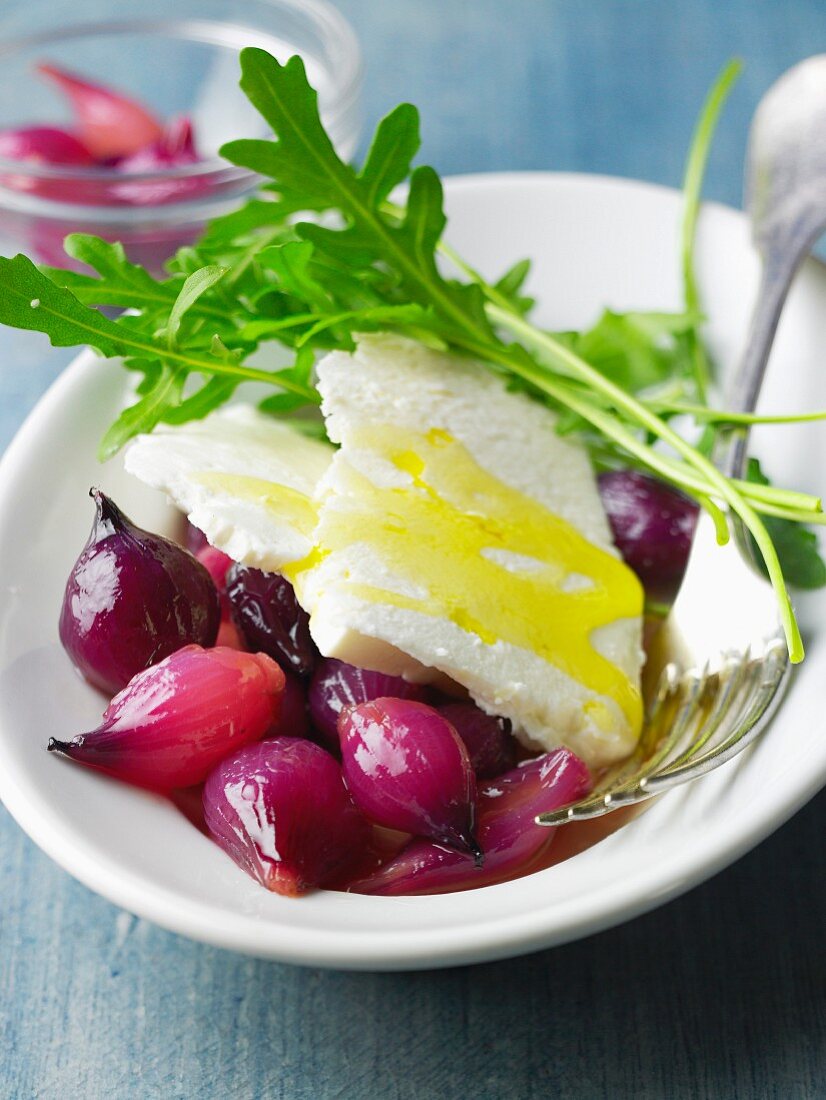 Confit aus kleinen, roten Zwiebeln mit Feta und Rucola