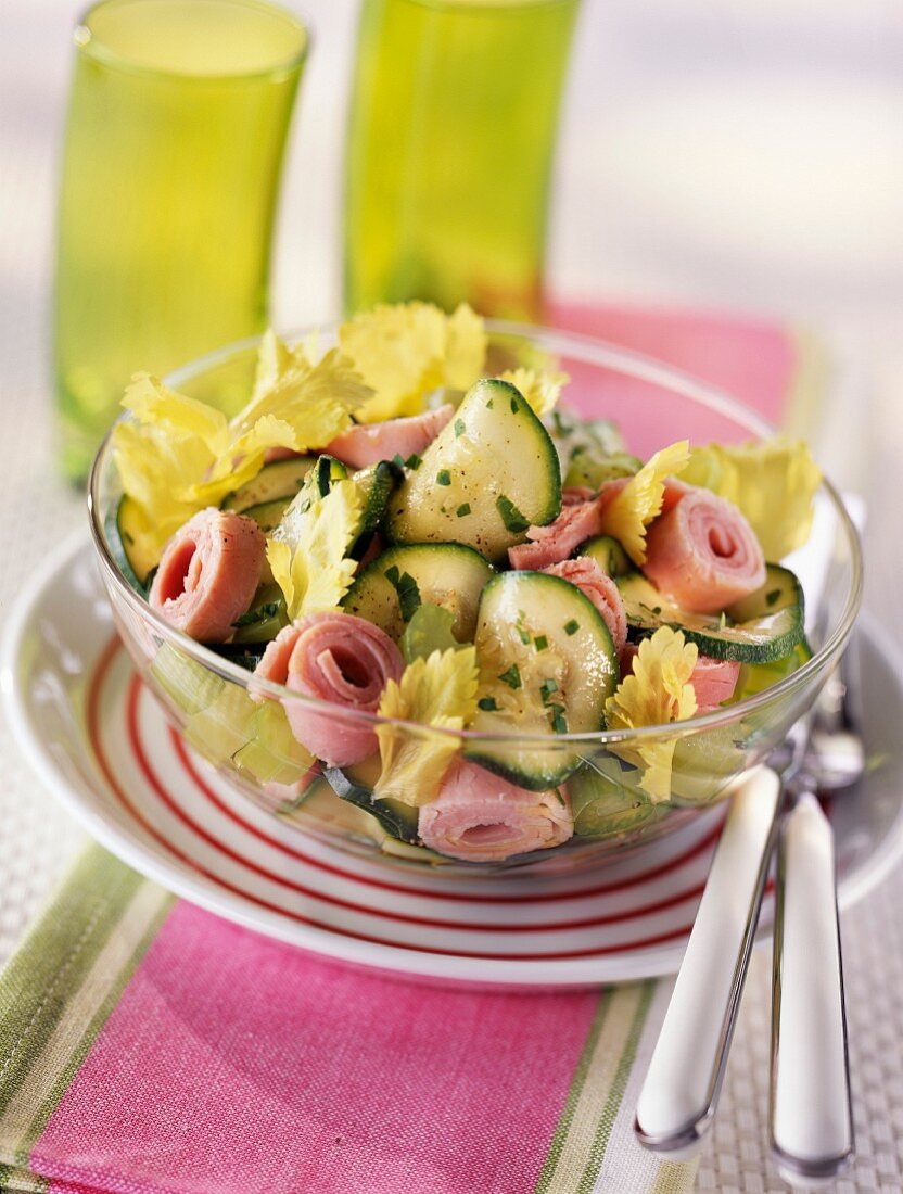 Salat mit Schinken und Zucchini