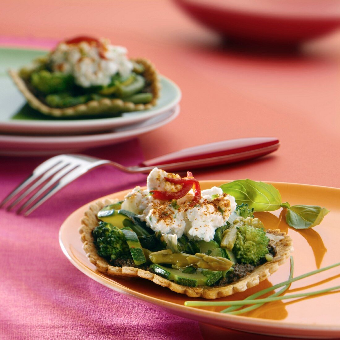 Shortbread tartlets with green vegetables and cream cheese