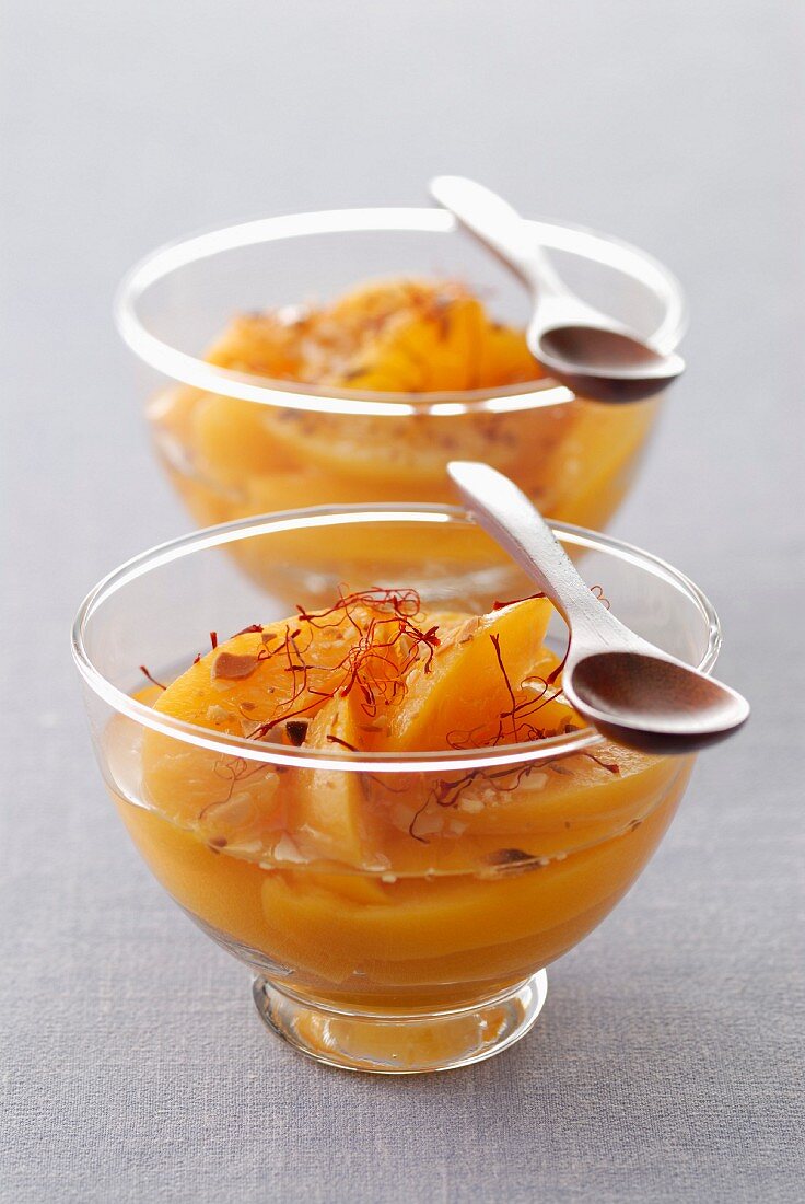 Kalte Pfirsichsuppe mit Orangenblütenwasser und Safran