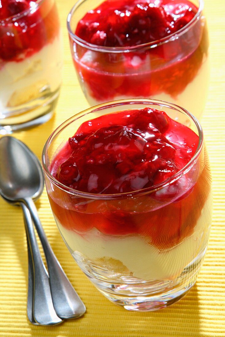 Cremespeise mit Erdbeermarmelade im Glas