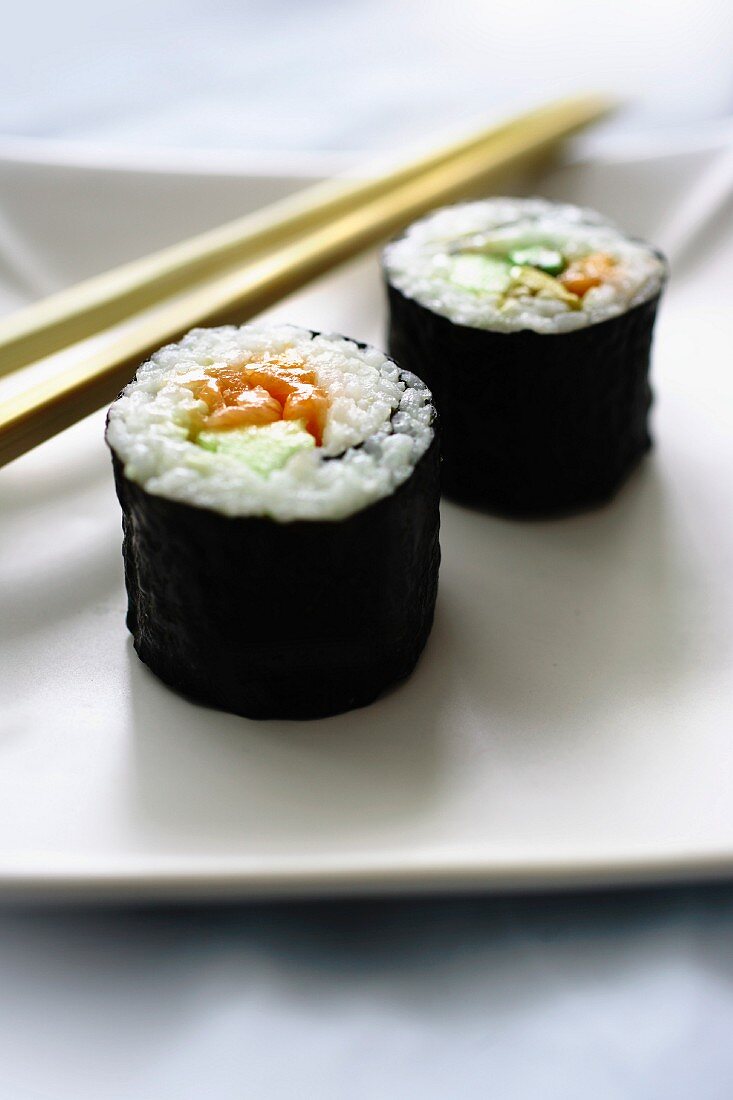Zwei Maki Sushi