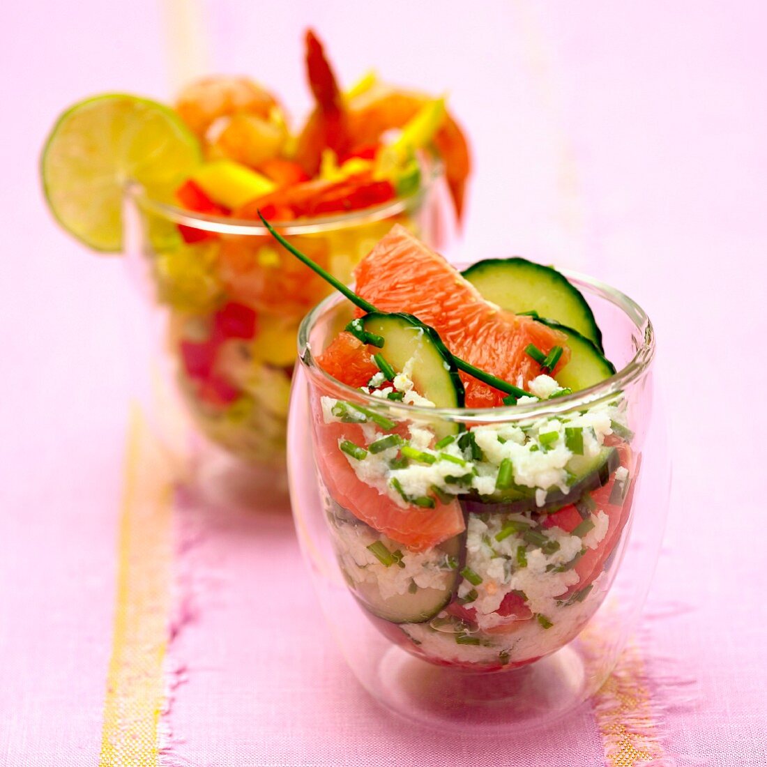 Krabben-Grapefruit-Salat und Garnelen-Mango-Salat, in Gläsern serviert