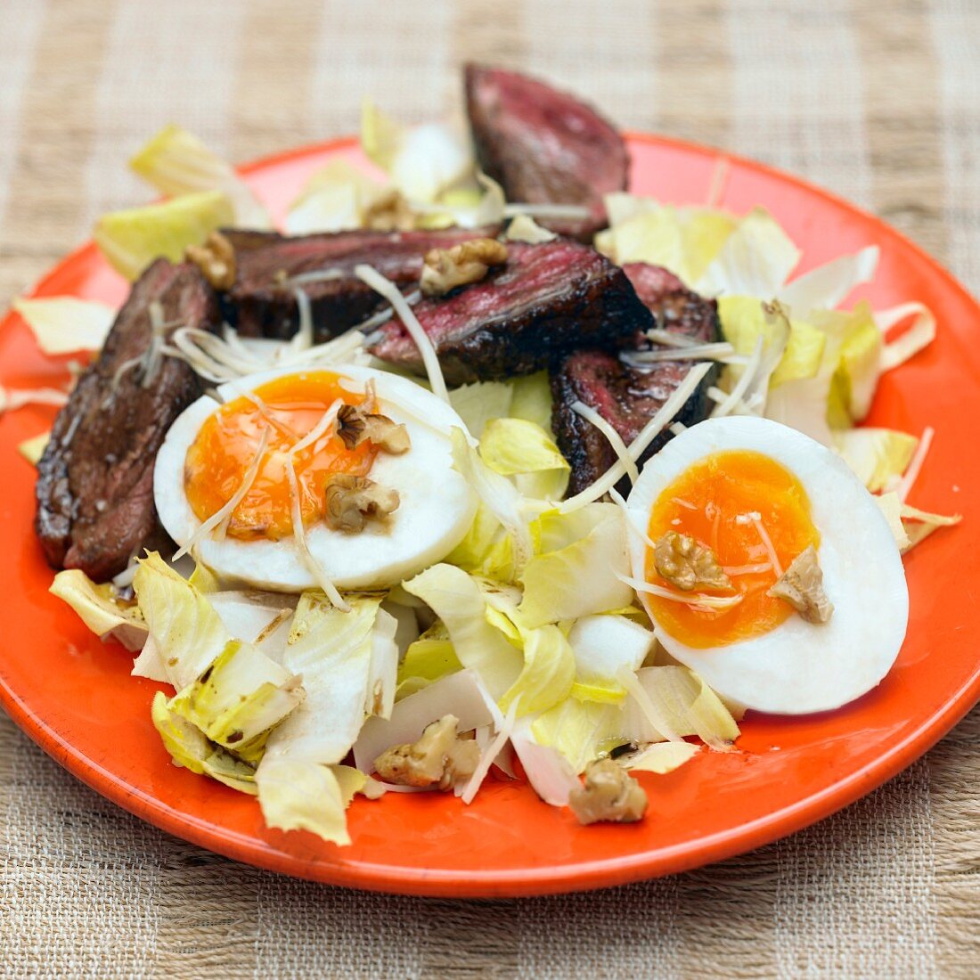 Salat mit Entenbrust, Ei und Walnüssen
