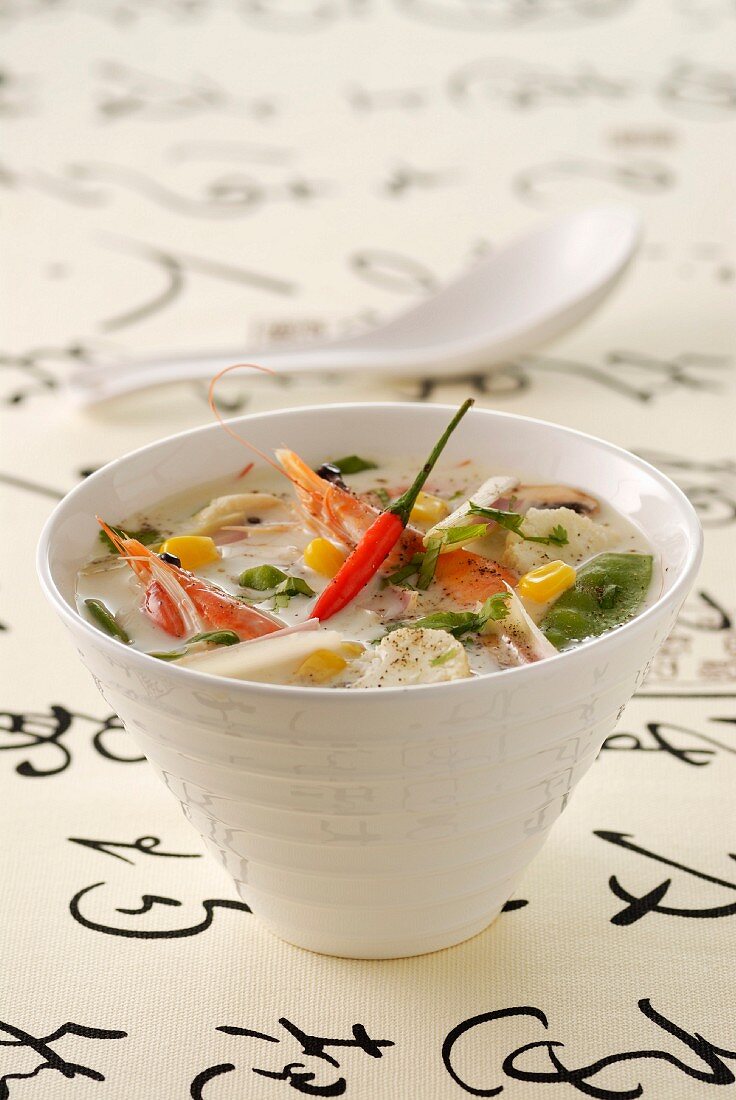 Thailändische Suppe mit Kokosmilch