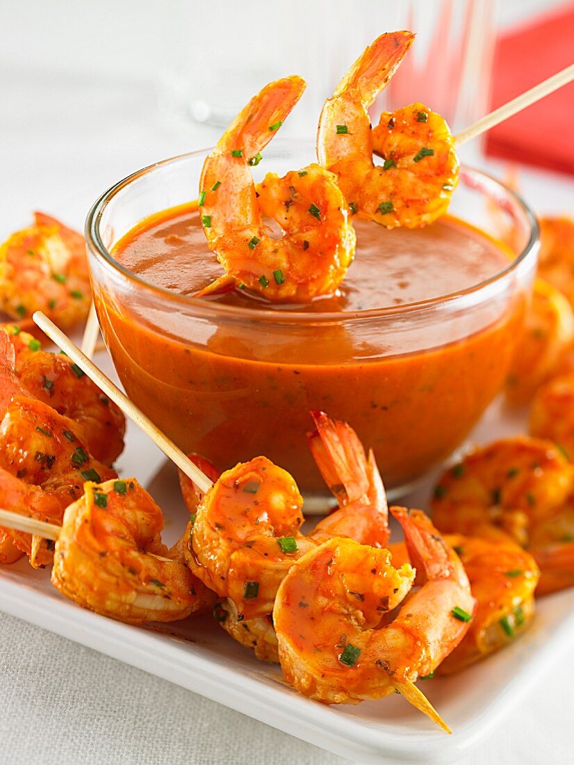 Prawn skewers with a spicy sauce