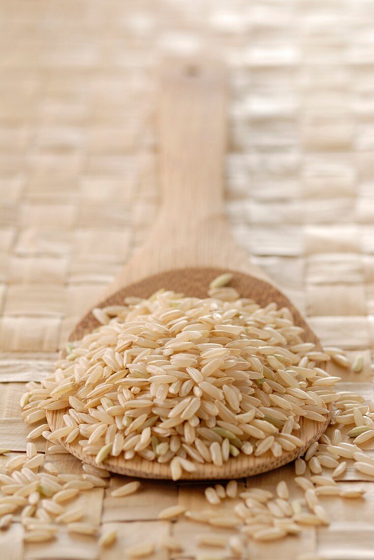 Reis auf einem Holzlöffel