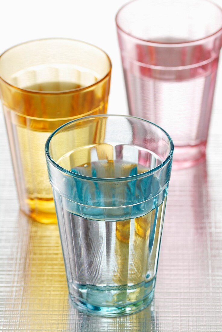 Farbige Gläser mit Wasser