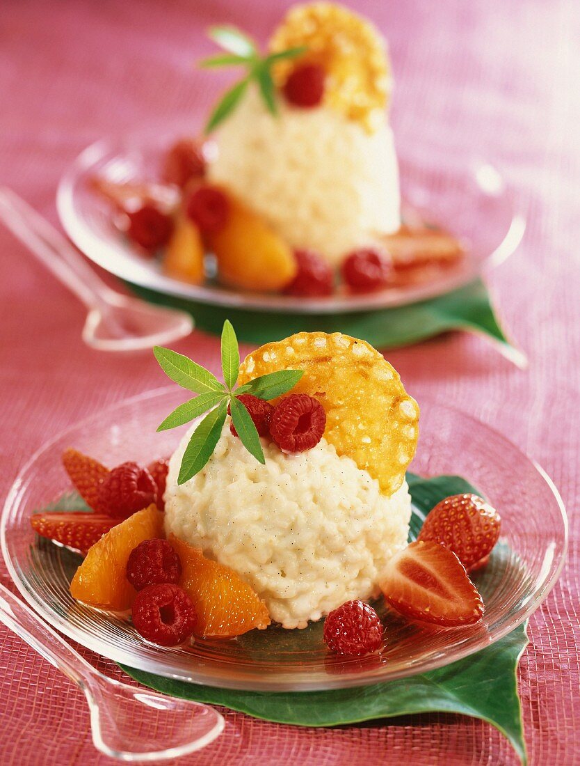 Rice pudding with vanilla, fruit salad with orange wafers