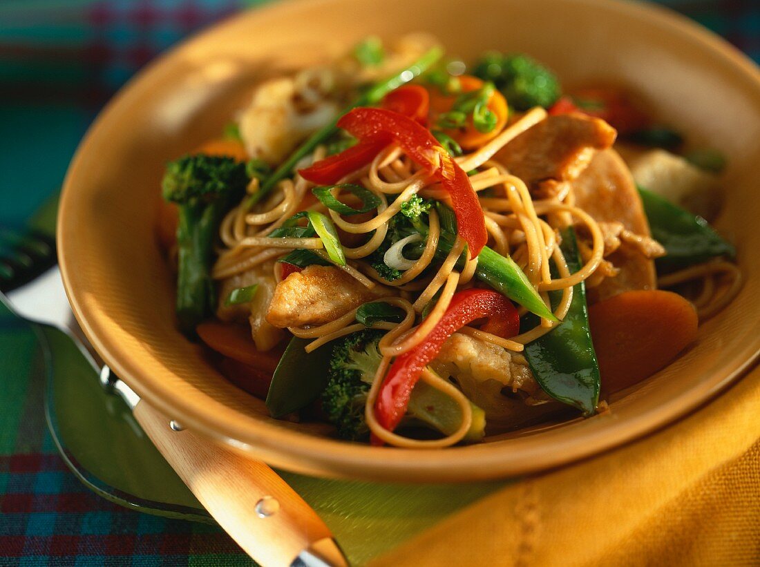 Nudeln mit Hähnchenfleisch und Gemüse aus dem Wok