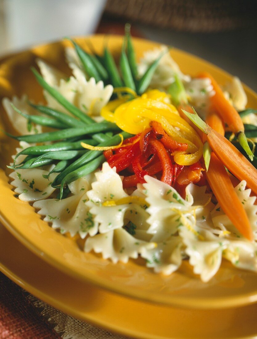 Farfalle mit Gemüse und Orangenzesten