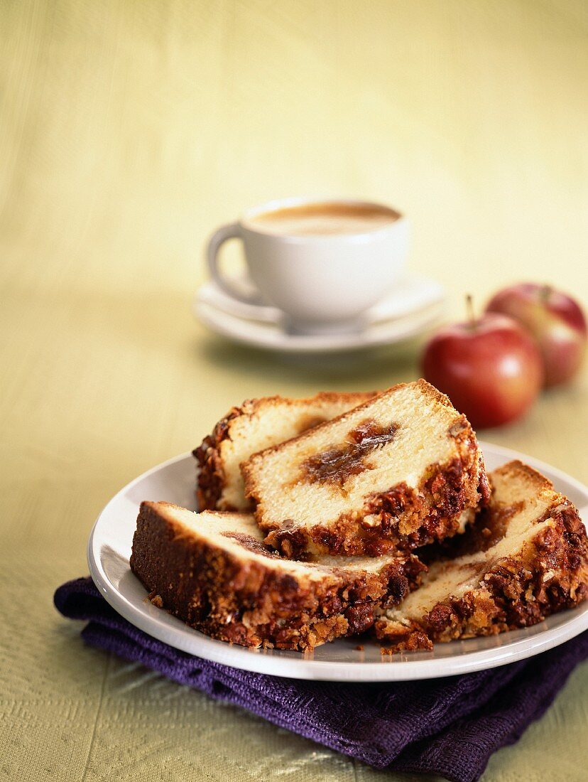 Flaumiger Kuchen mit Feigen und Äpfeln