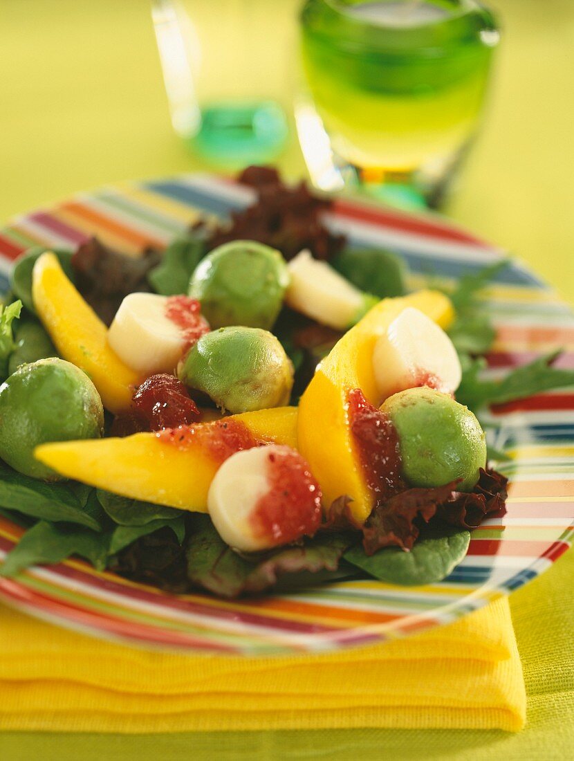 Salad with mango, avocado and hearts of palms
