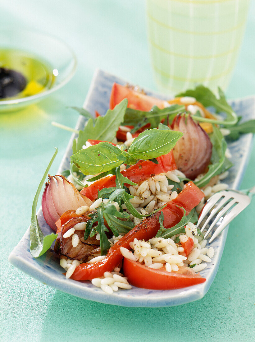 Reissalat mit Paprika, Zwiebeln und Basilikum