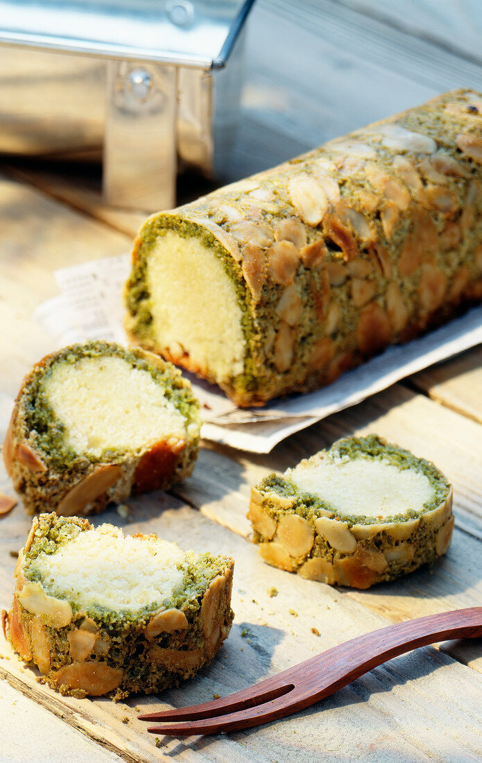 Baumstammkuchen mit Grüntee und Mandeln