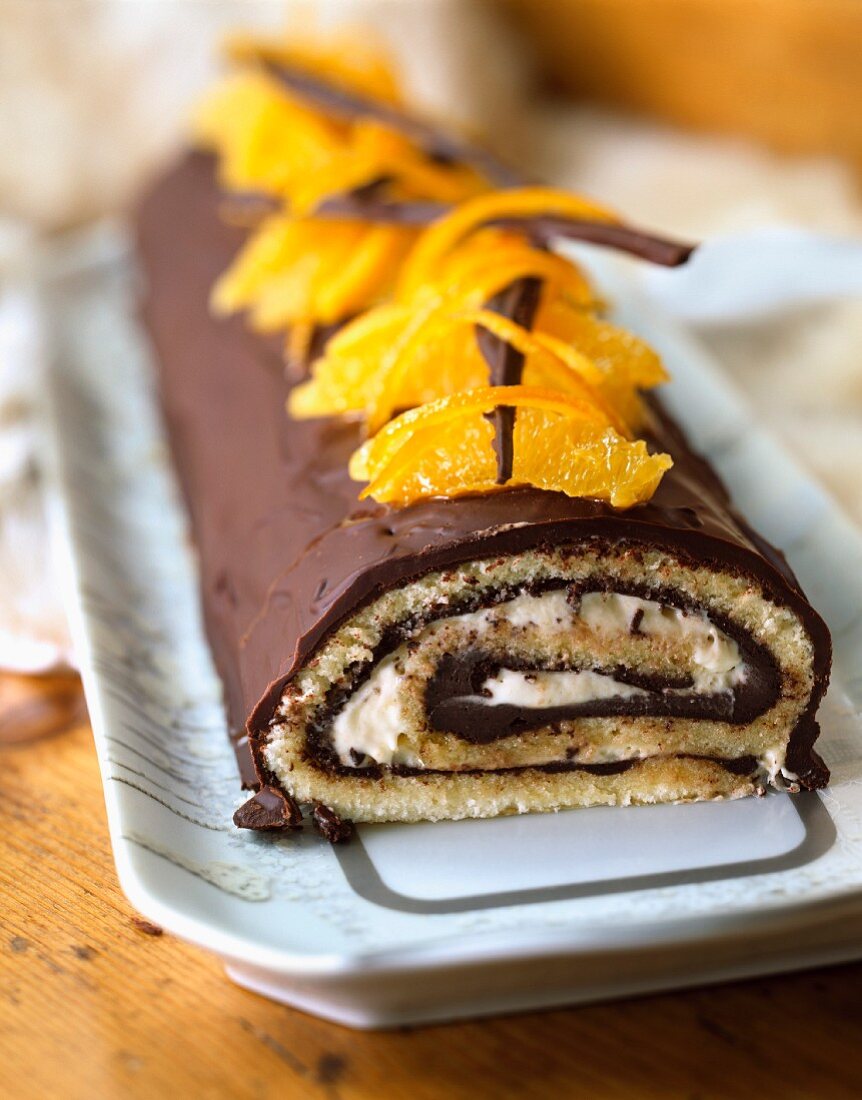 Bûche (French log cake) with chocolate and celmentines