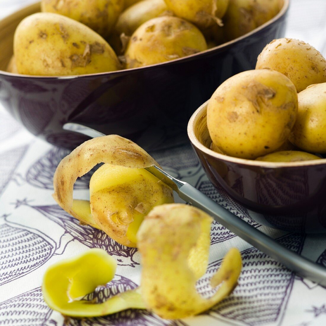Kartoffel und Kartoffelschalen