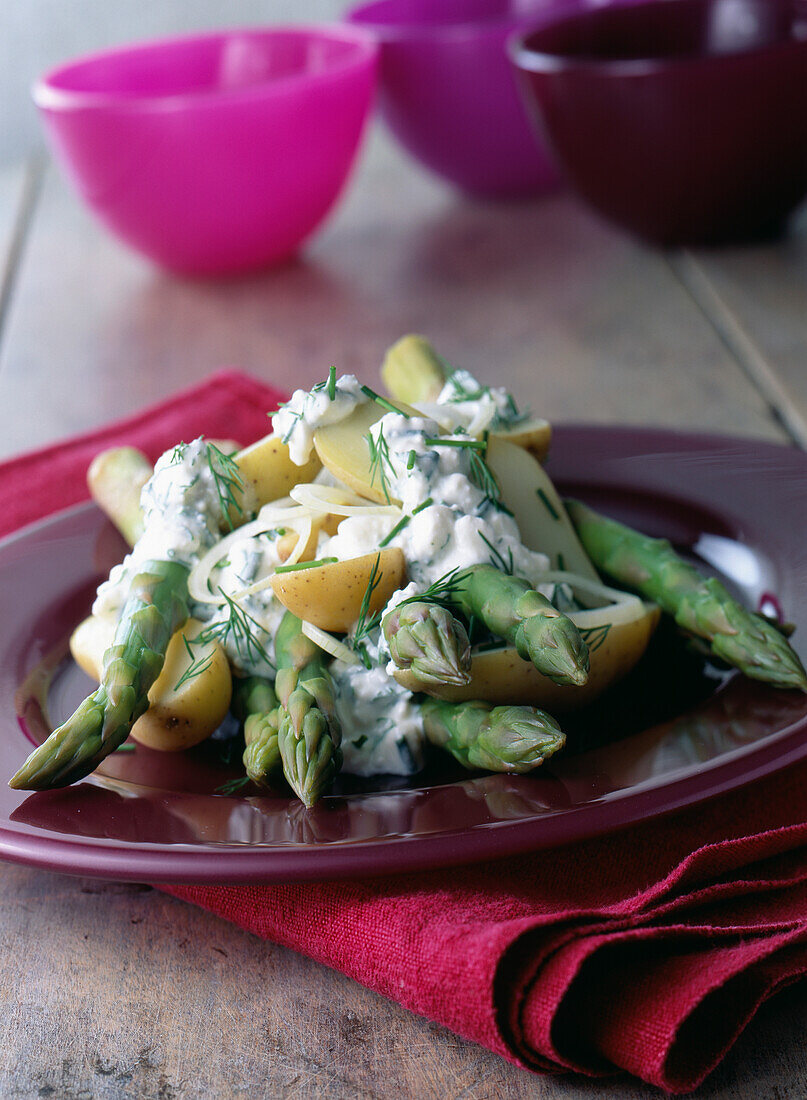 Asparagus with dill cream