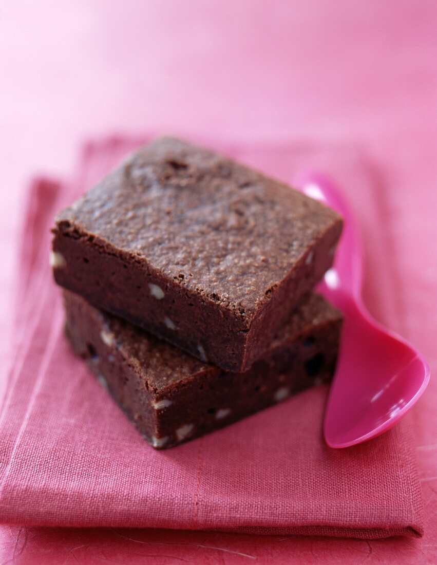 Zwei Brownies auf rosa Serviette