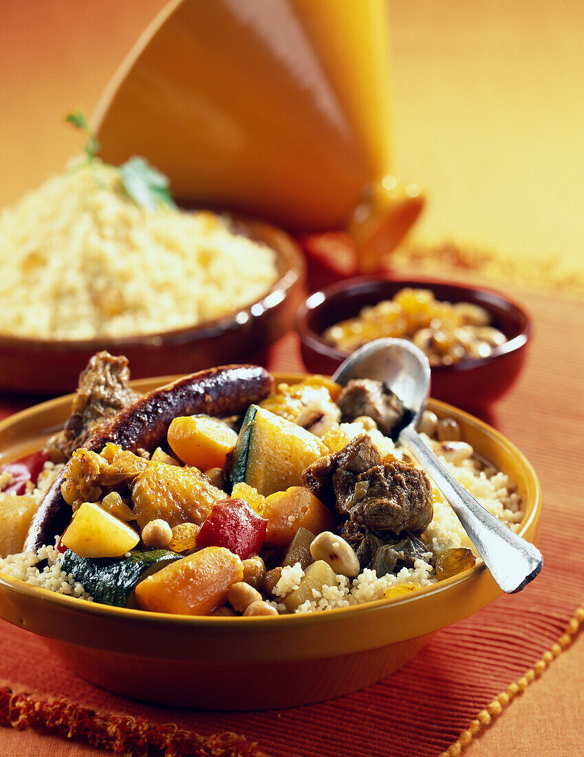 Couscous royal (Couscous mit Hähnchen- und Lammfleisch, Merguez-Wurst, Gemüse und Kichererbsen, Frankreich)