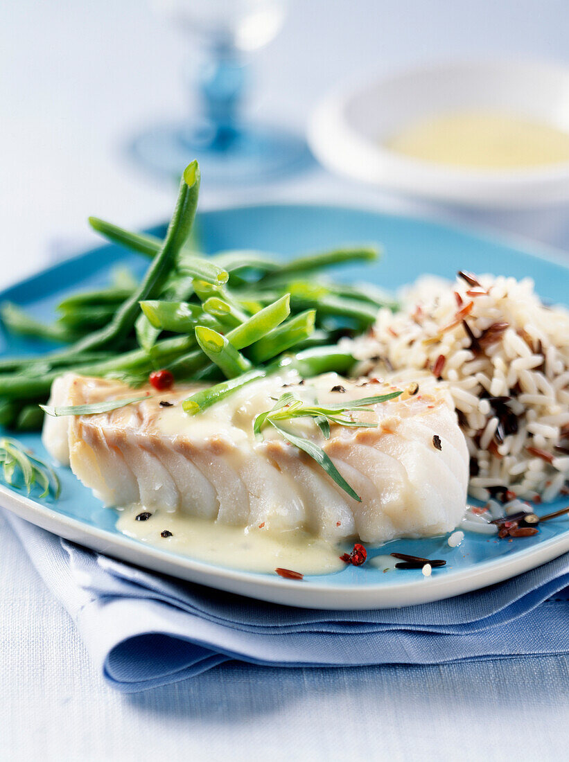 Kabeljaufilet mit heller Sauce, Wildreis und grünen Bohnen