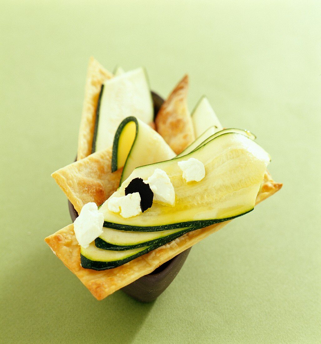 Crackers topped with sliced courgettes and cheese