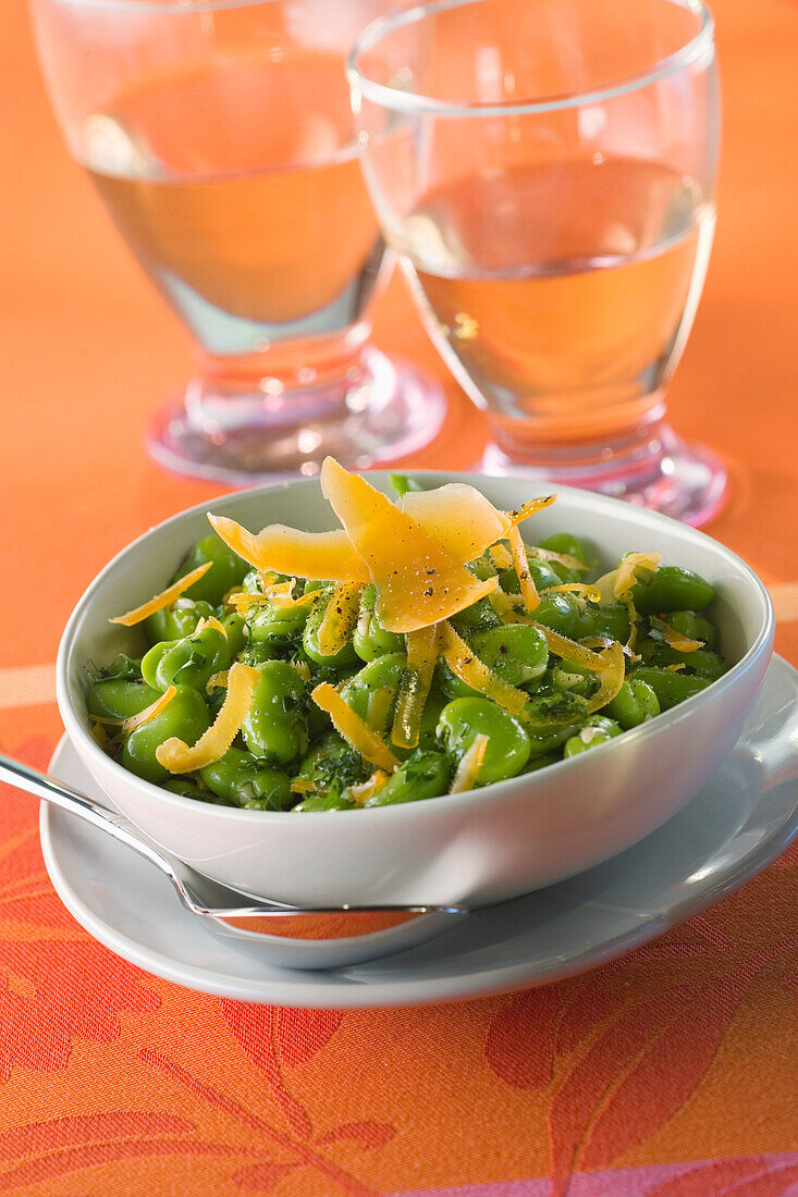 Saubohnensalat mit Mimolette-Käse