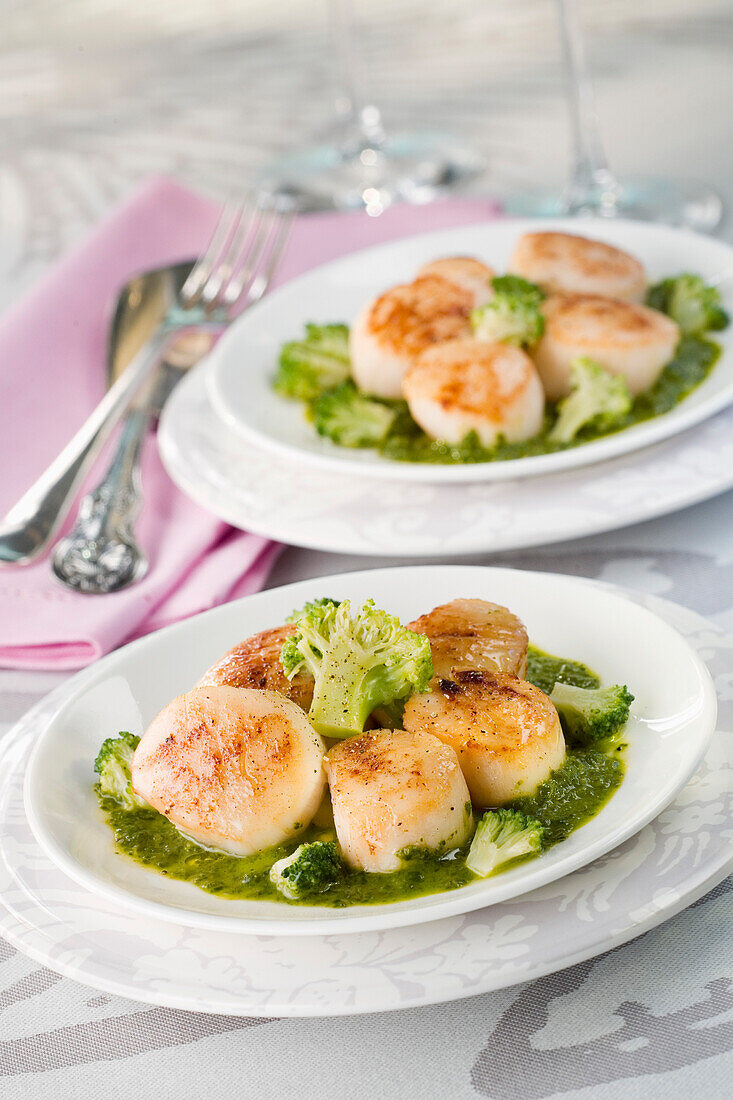 Pan-fried scallops in green sauce