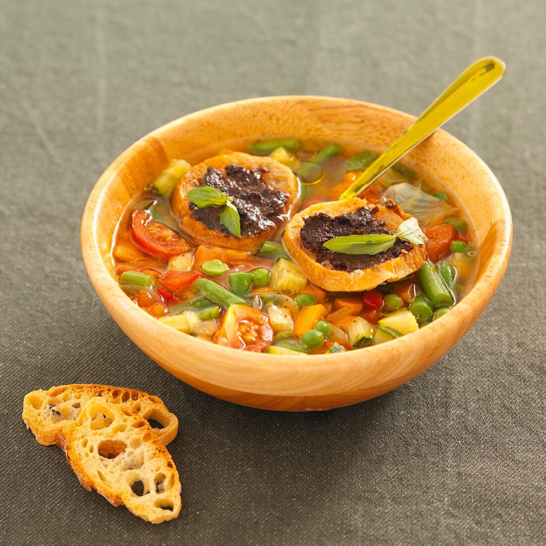 Sommergemüse-Suppe und Croûtons mit Tapenade (Olivenpaste)