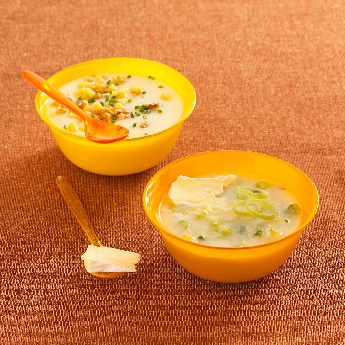 Kartoffelrahmsuppe mit Beaufort-Käse und Kartoffel-Lauch-Suppe mit Camembert