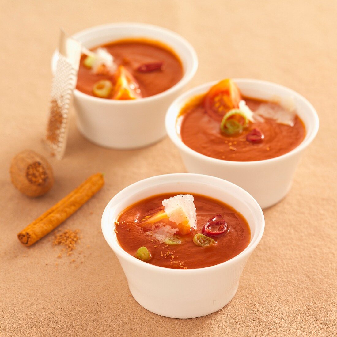 Tomatensuppe mit Gewürzen und Parmesanspänen