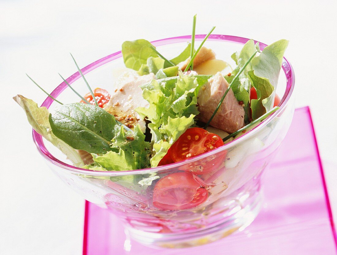 Grüner Salat mit weißem Thunfisch, Kirschtomaten und Gurke