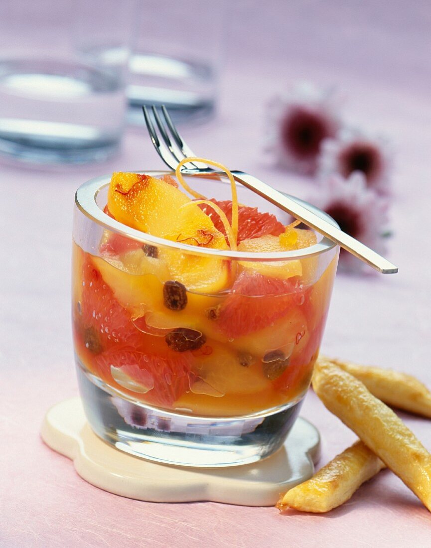 Apfel-Grapefruit-Salat mit Safranfäden