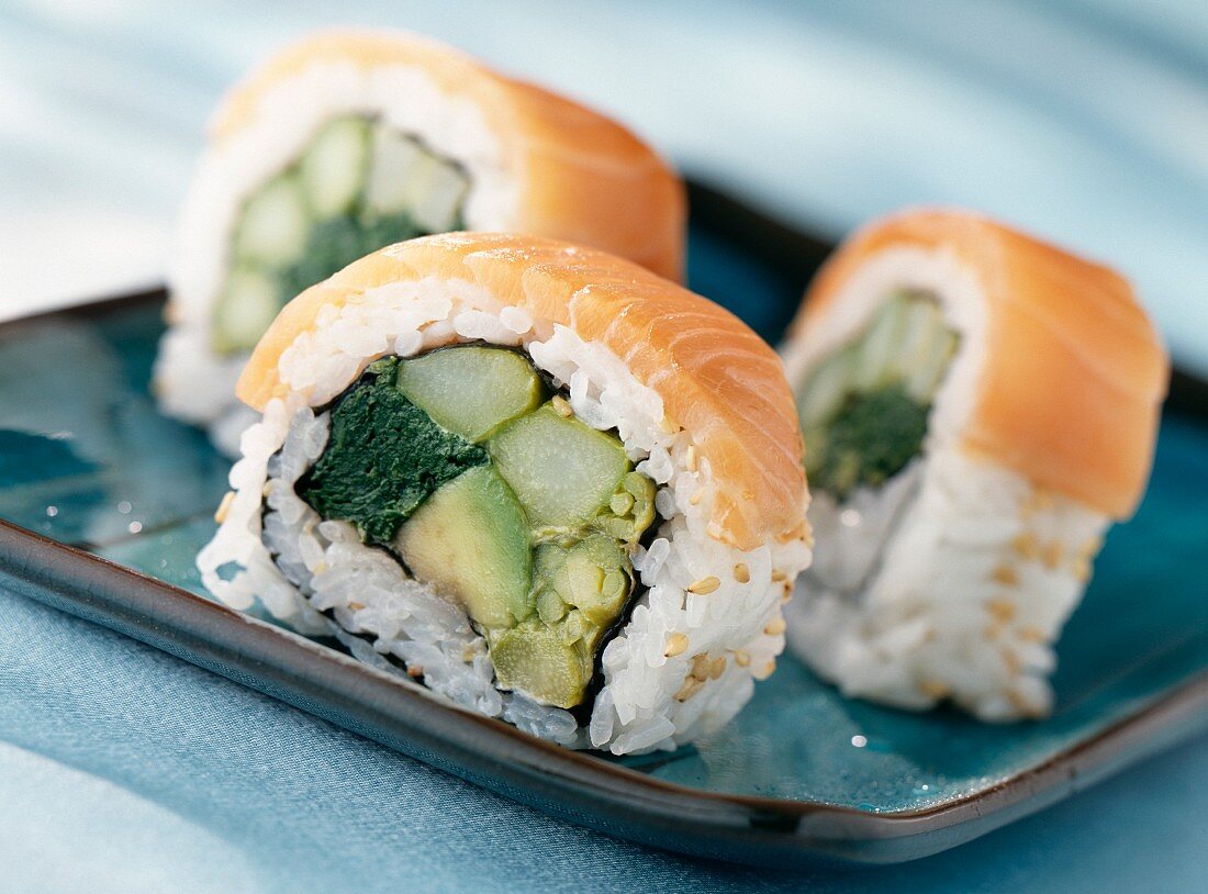 Kalifornische Maki mit Lachs, Avocado, Spargel und Spinat