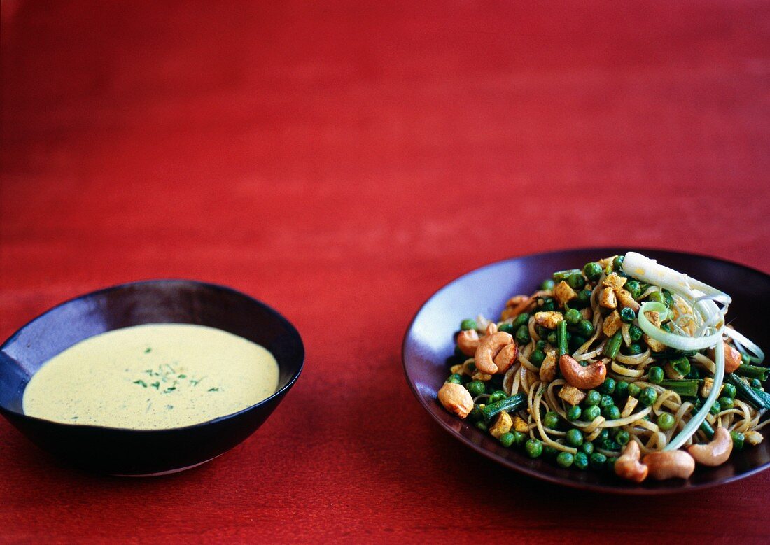 Sautéed chicken with rice noodles and cashew nuts