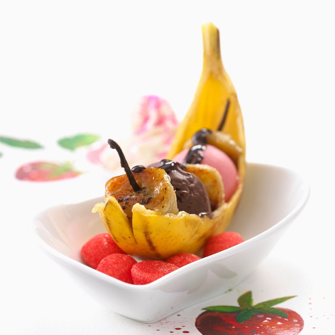 Banana Split mit Vanille und Schokosauce