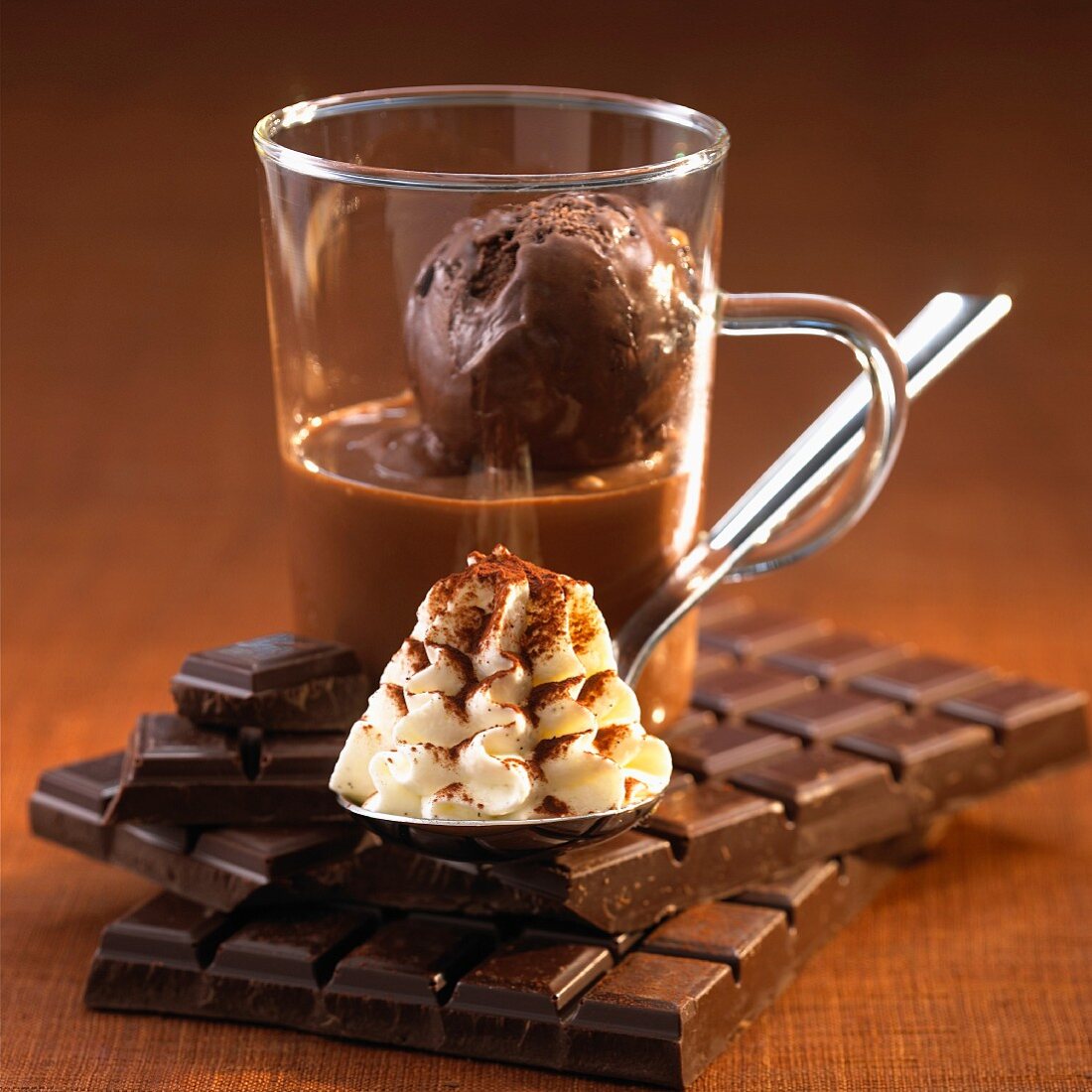 Chocolat liégeois (Kalte Schokolade mit Schokoladeneis)