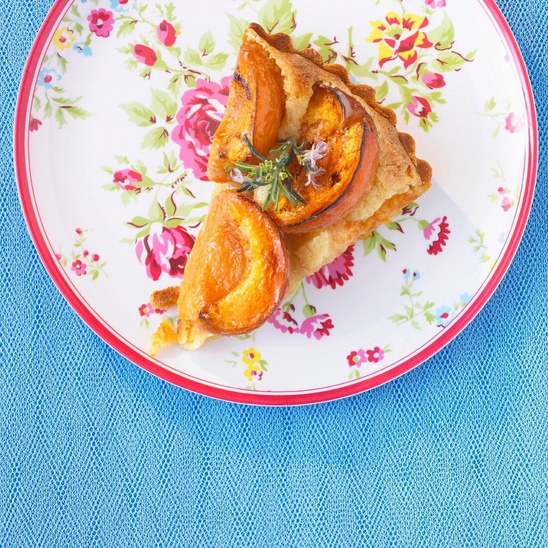 Apricot tart with almond cream
