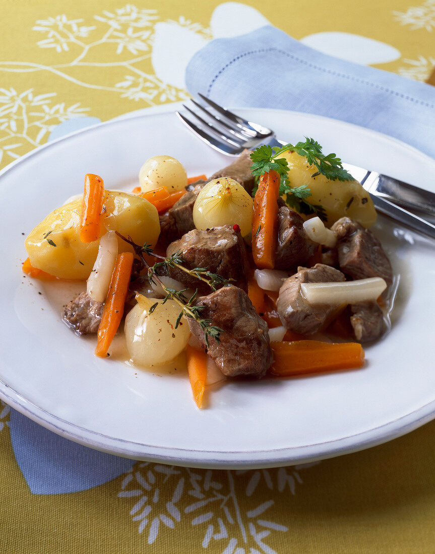 Französischer Navarin-Eintopf mit Lammfleisch von der Keule und Gemüse