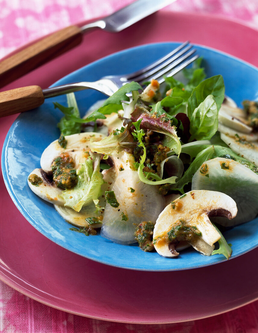 Salat mit schwarzem Rettich, Champignons und Kräuterdressing