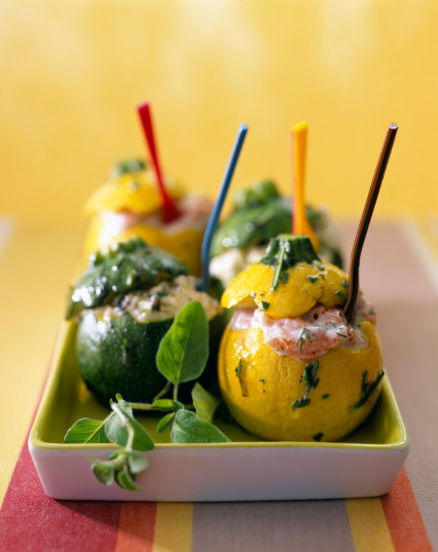 Gefüllte, runde Zucchini in Grün und Gelb